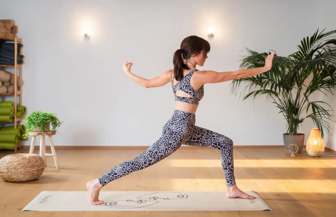 Diana Ernst in der Yoga-Haltung der Kriegerin